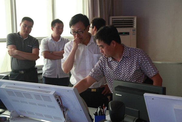 李总在天昊实业公司总调度室里为河南国龙矿业建设有限公司领导考察团全方面的演示调度系统的功能